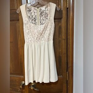 Elegant Cream Lace dress size 0 with pockets
